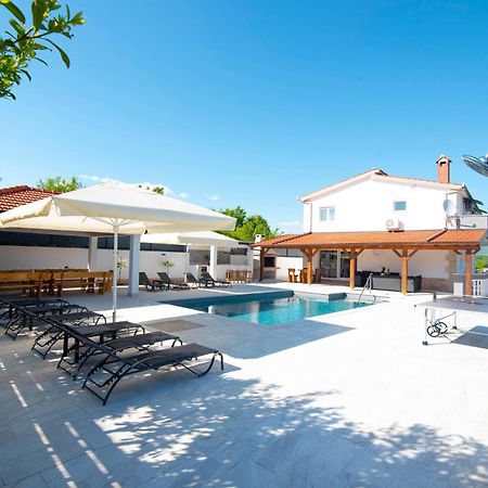 Vacation Villa Matic With 7 Bedrooms Sinj Bagian luar foto
