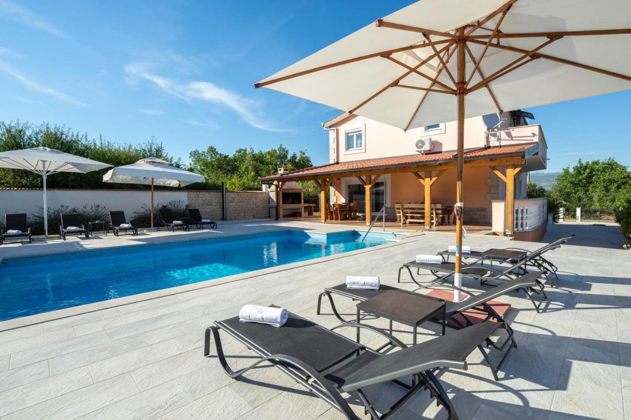 Vacation Villa Matic With 7 Bedrooms Sinj Bagian luar foto