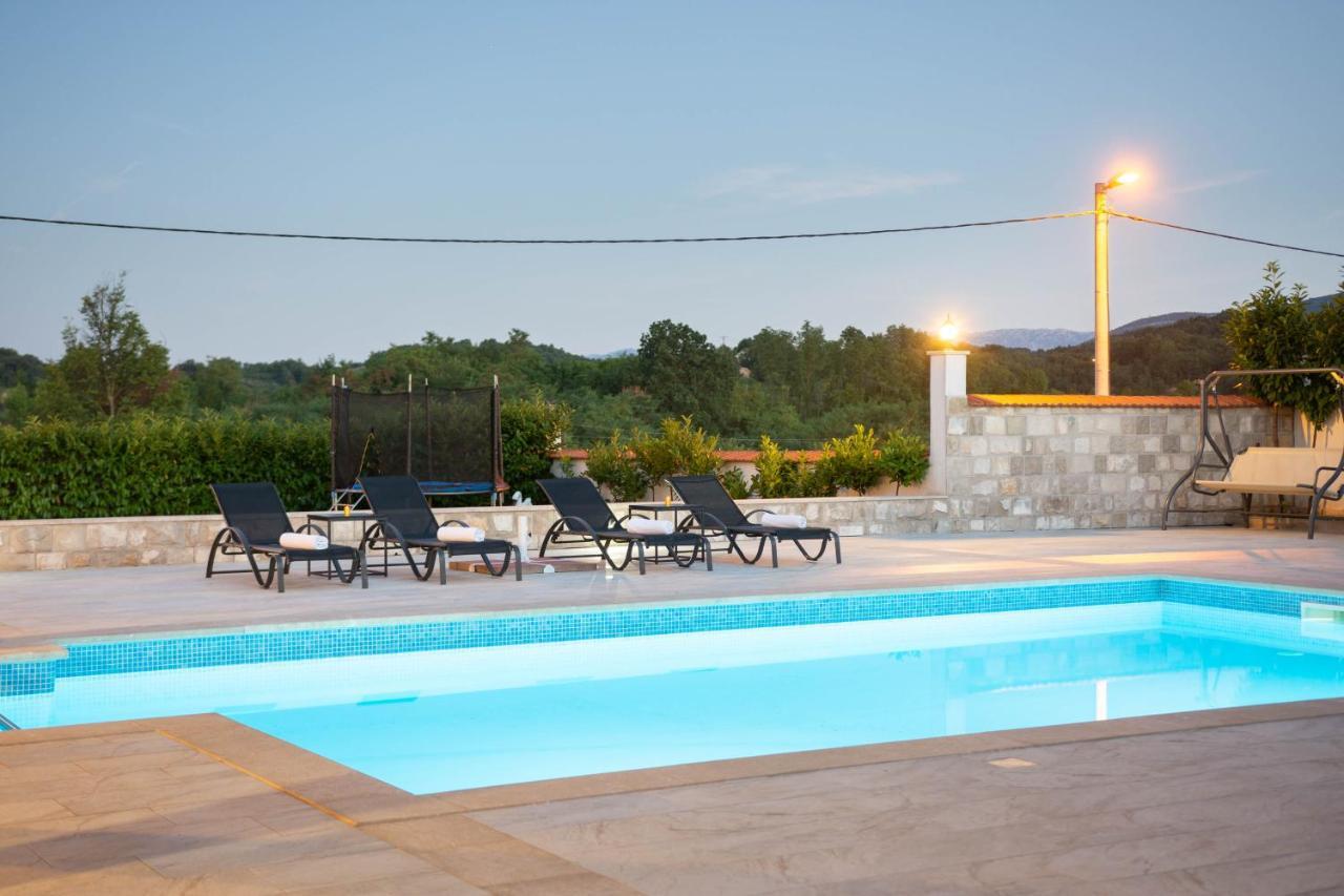Vacation Villa Matic With 7 Bedrooms Sinj Bagian luar foto