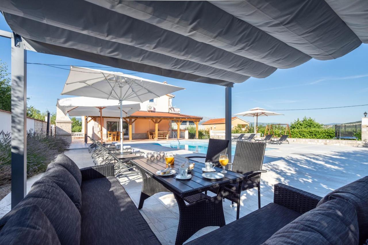Vacation Villa Matic With 7 Bedrooms Sinj Bagian luar foto