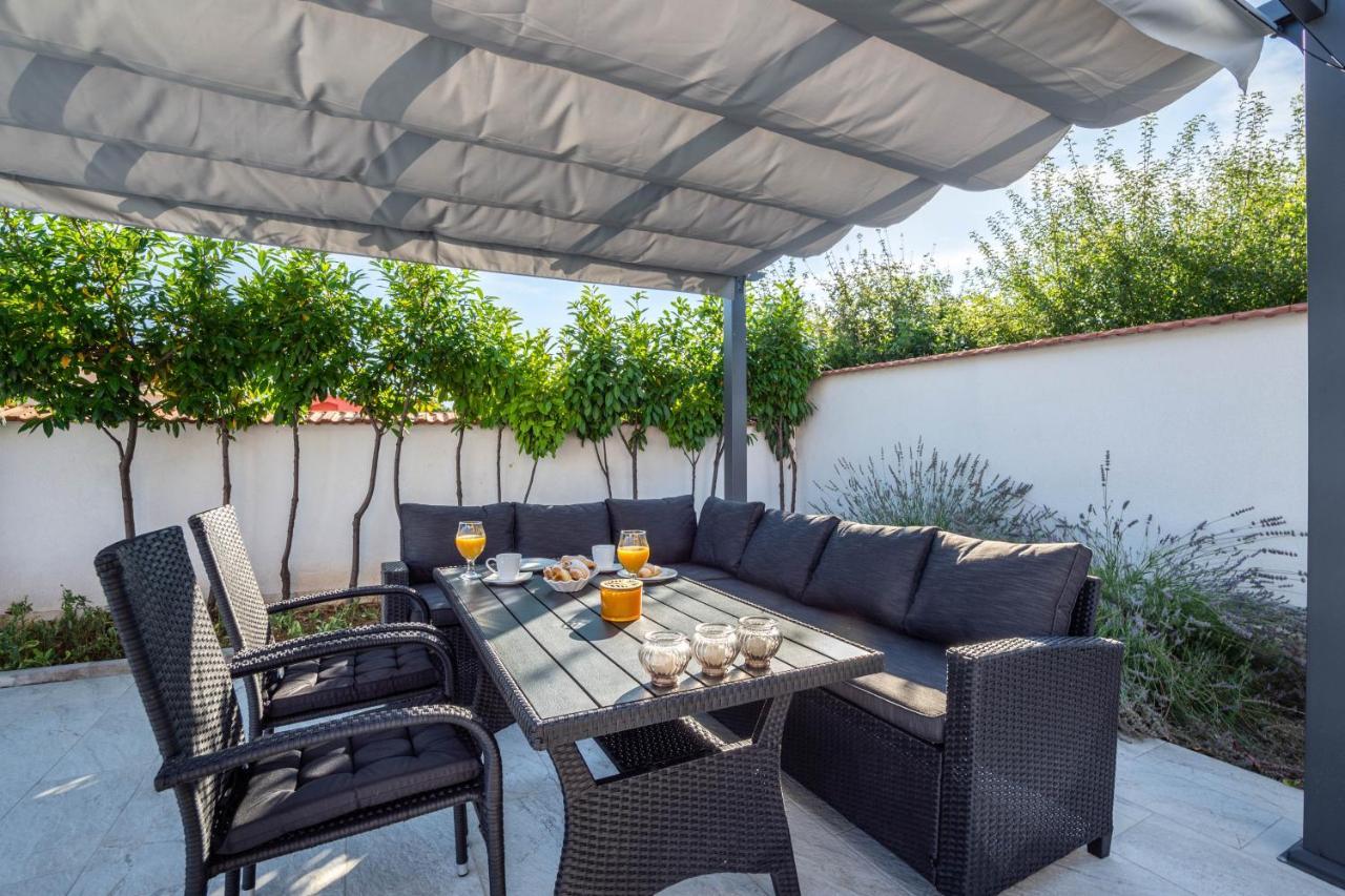 Vacation Villa Matic With 7 Bedrooms Sinj Bagian luar foto