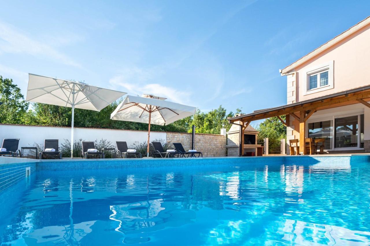 Vacation Villa Matic With 7 Bedrooms Sinj Bagian luar foto