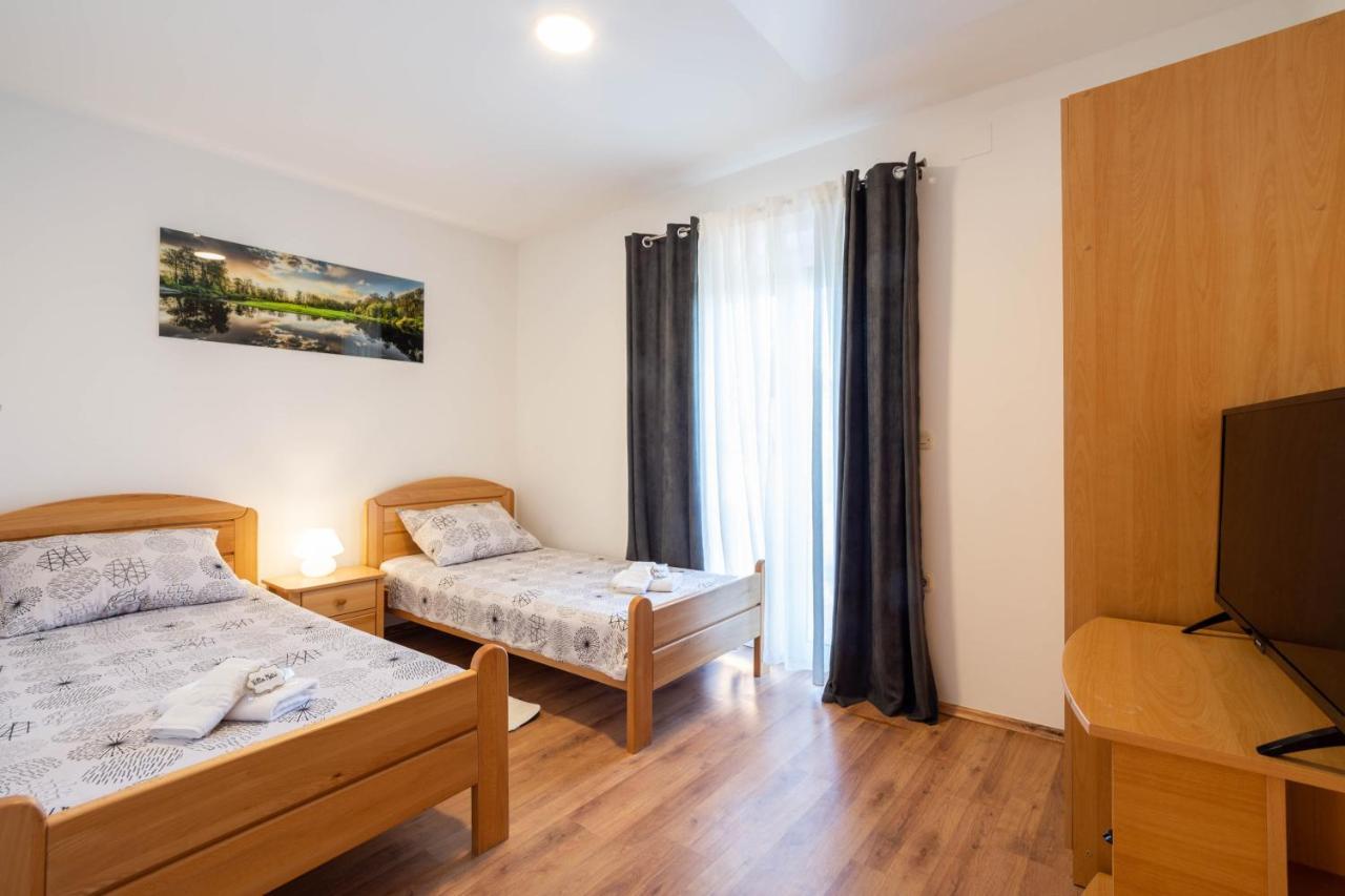 Vacation Villa Matic With 7 Bedrooms Sinj Bagian luar foto
