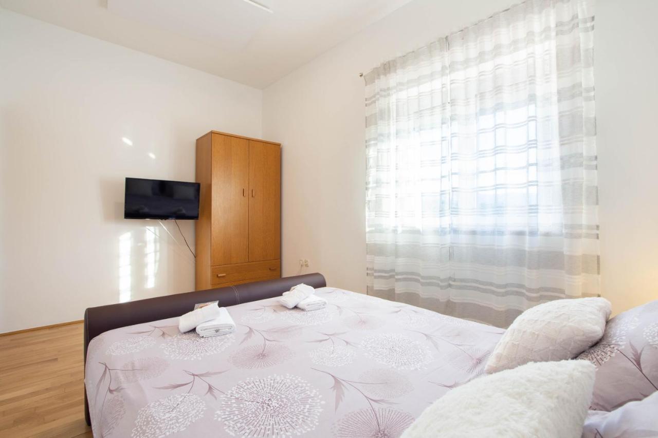 Vacation Villa Matic With 7 Bedrooms Sinj Bagian luar foto