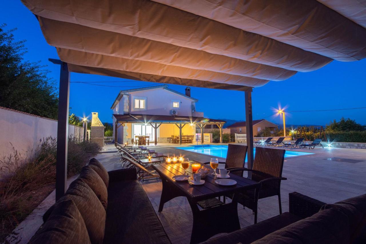 Vacation Villa Matic With 7 Bedrooms Sinj Bagian luar foto