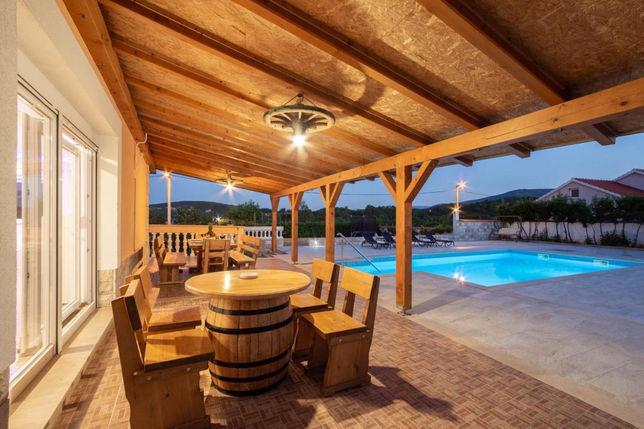 Vacation Villa Matic With 7 Bedrooms Sinj Bagian luar foto