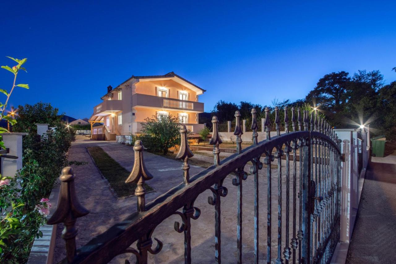 Vacation Villa Matic With 7 Bedrooms Sinj Bagian luar foto