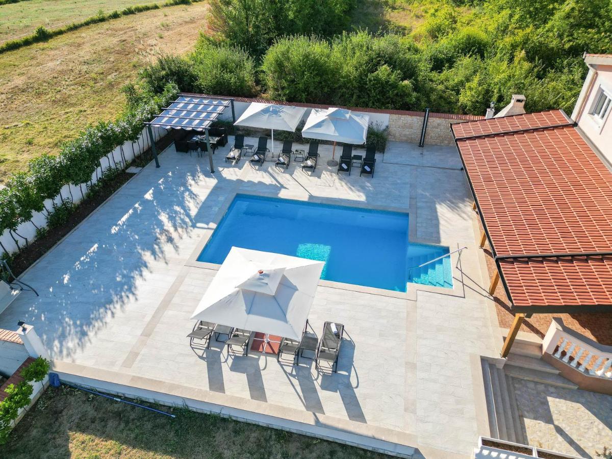 Vacation Villa Matic With 7 Bedrooms Sinj Bagian luar foto