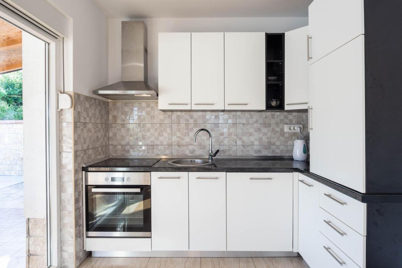 Vacation Villa Matic With 7 Bedrooms Sinj Bagian luar foto
