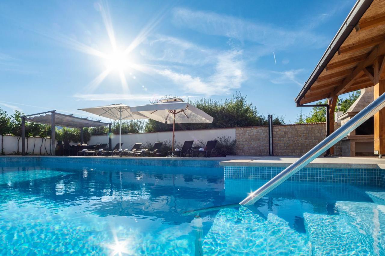 Vacation Villa Matic With 7 Bedrooms Sinj Bagian luar foto