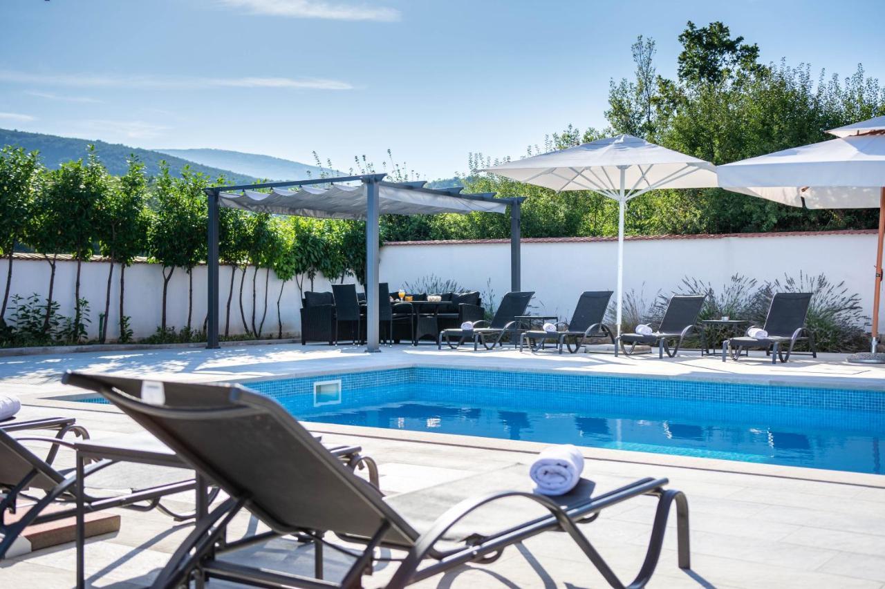 Vacation Villa Matic With 7 Bedrooms Sinj Bagian luar foto