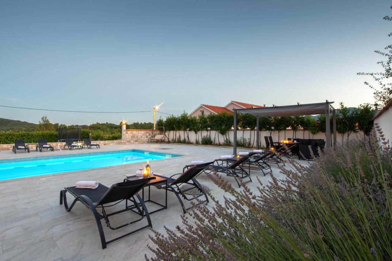 Vacation Villa Matic With 7 Bedrooms Sinj Bagian luar foto