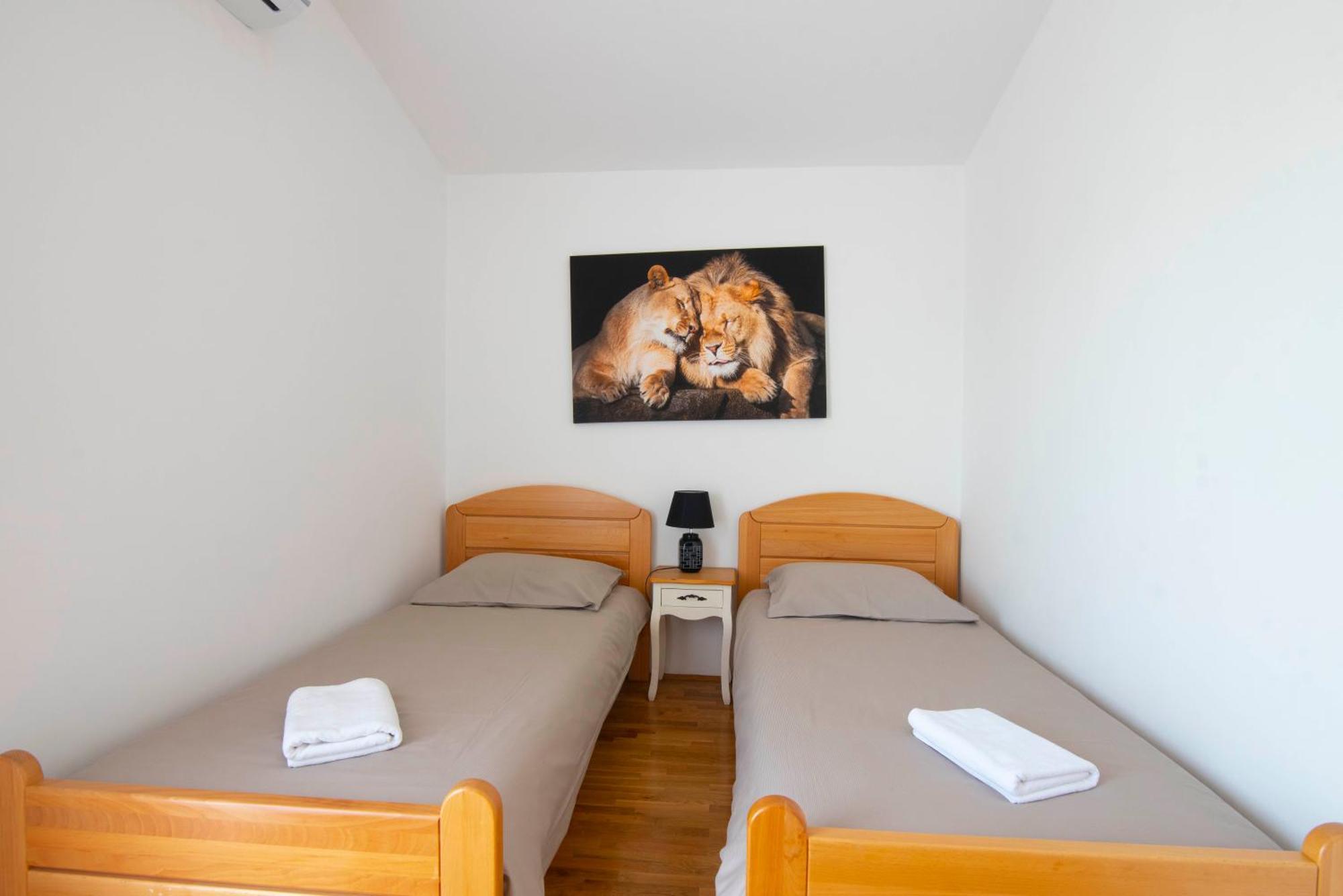 Vacation Villa Matic With 7 Bedrooms Sinj Bagian luar foto