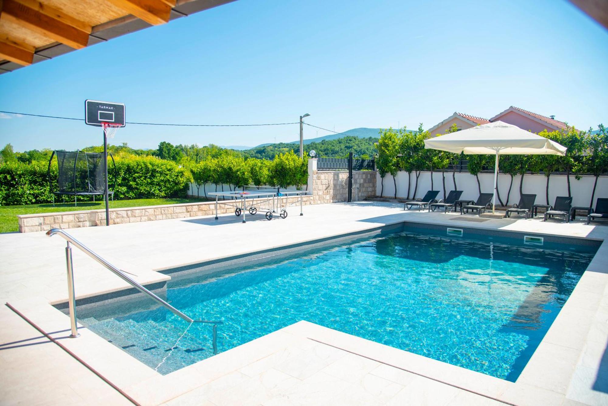 Vacation Villa Matic With 7 Bedrooms Sinj Bagian luar foto