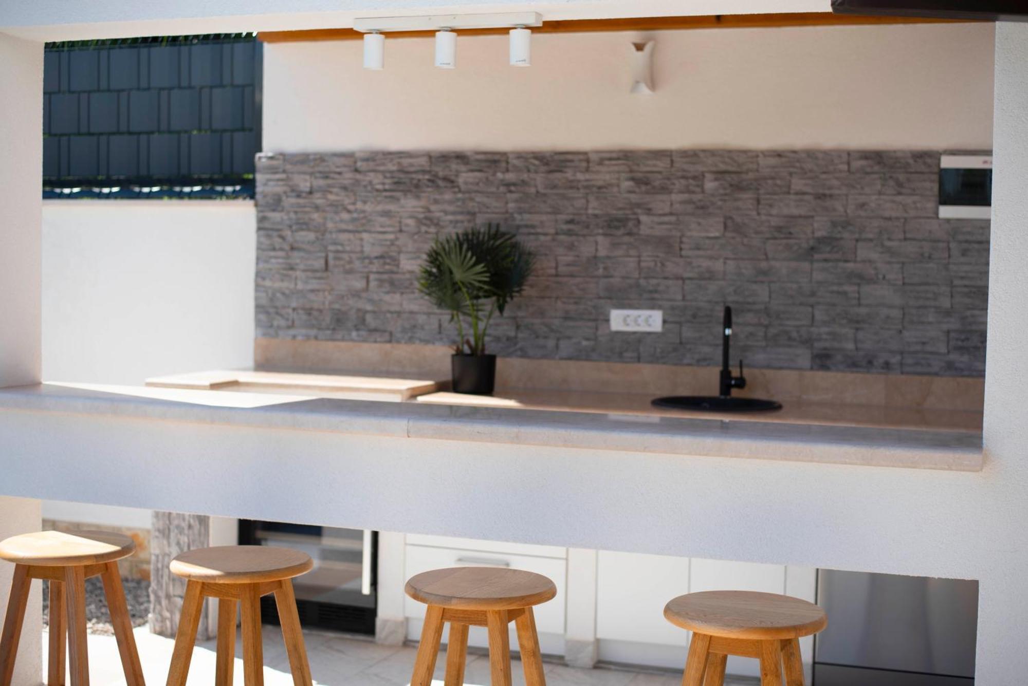 Vacation Villa Matic With 7 Bedrooms Sinj Bagian luar foto