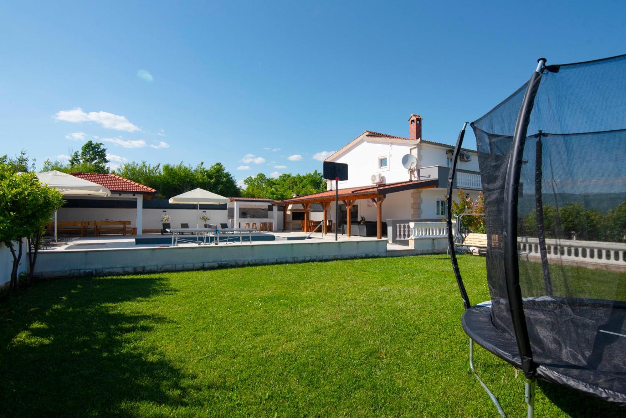 Vacation Villa Matic With 7 Bedrooms Sinj Bagian luar foto