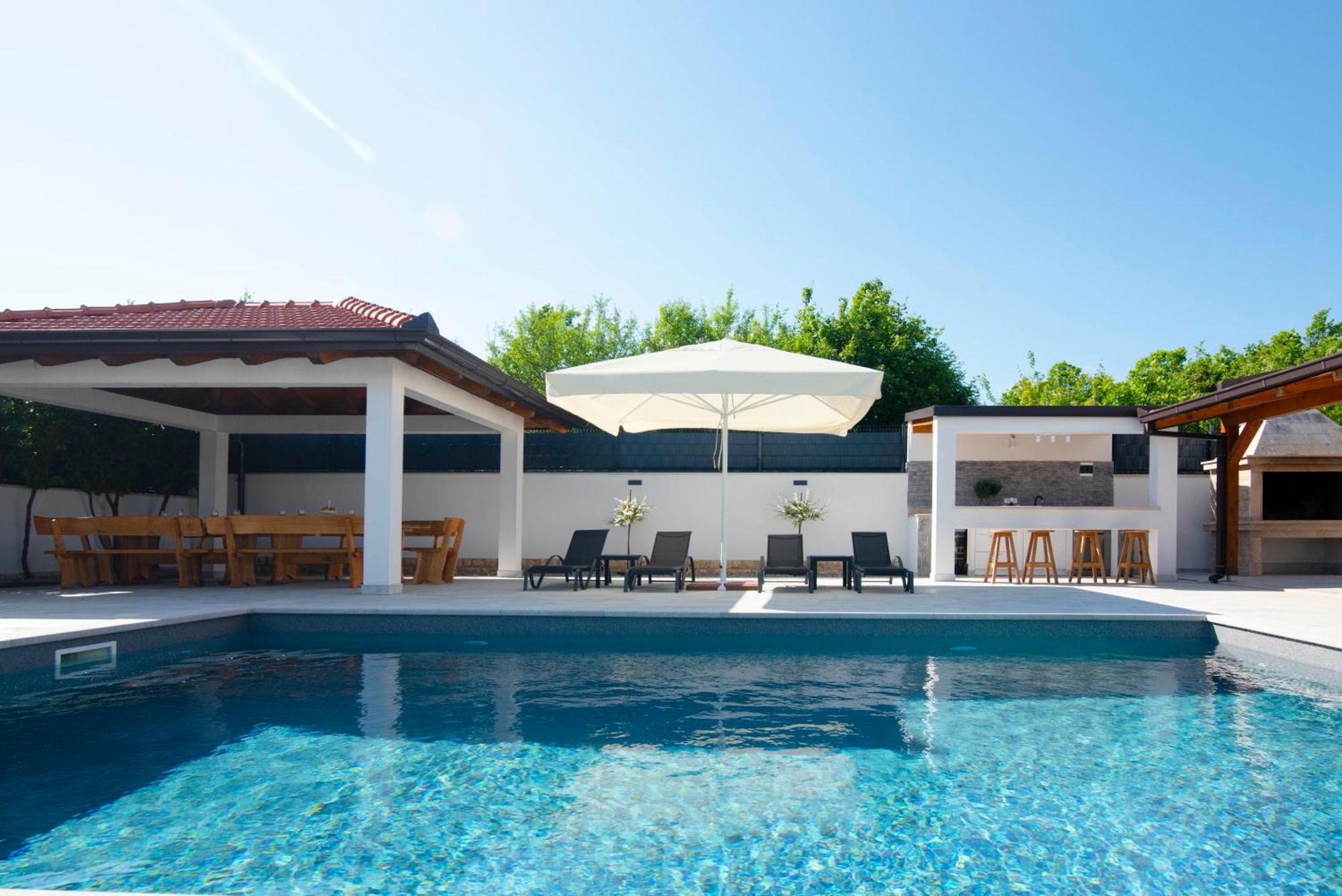 Vacation Villa Matic With 7 Bedrooms Sinj Bagian luar foto