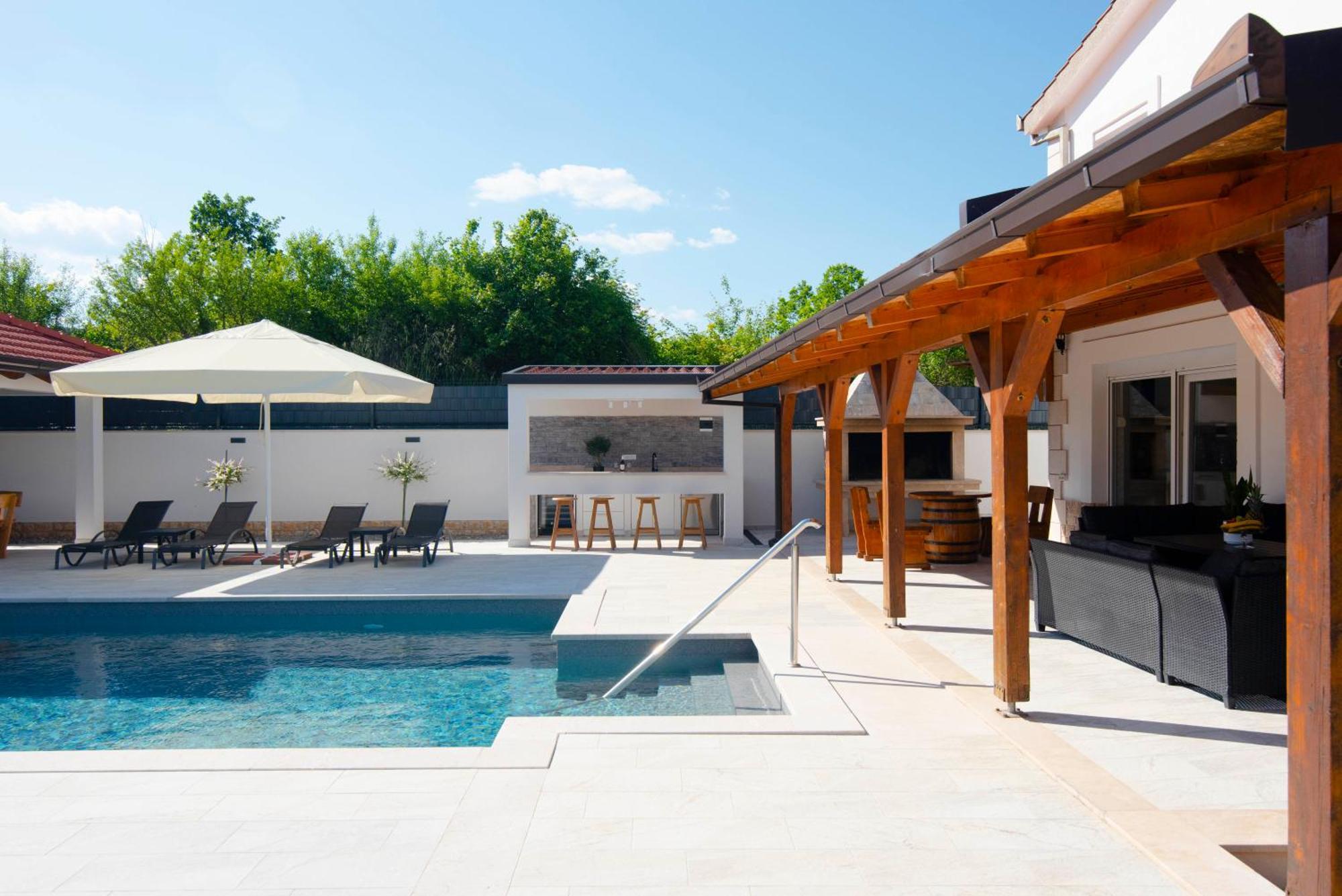 Vacation Villa Matic With 7 Bedrooms Sinj Bagian luar foto