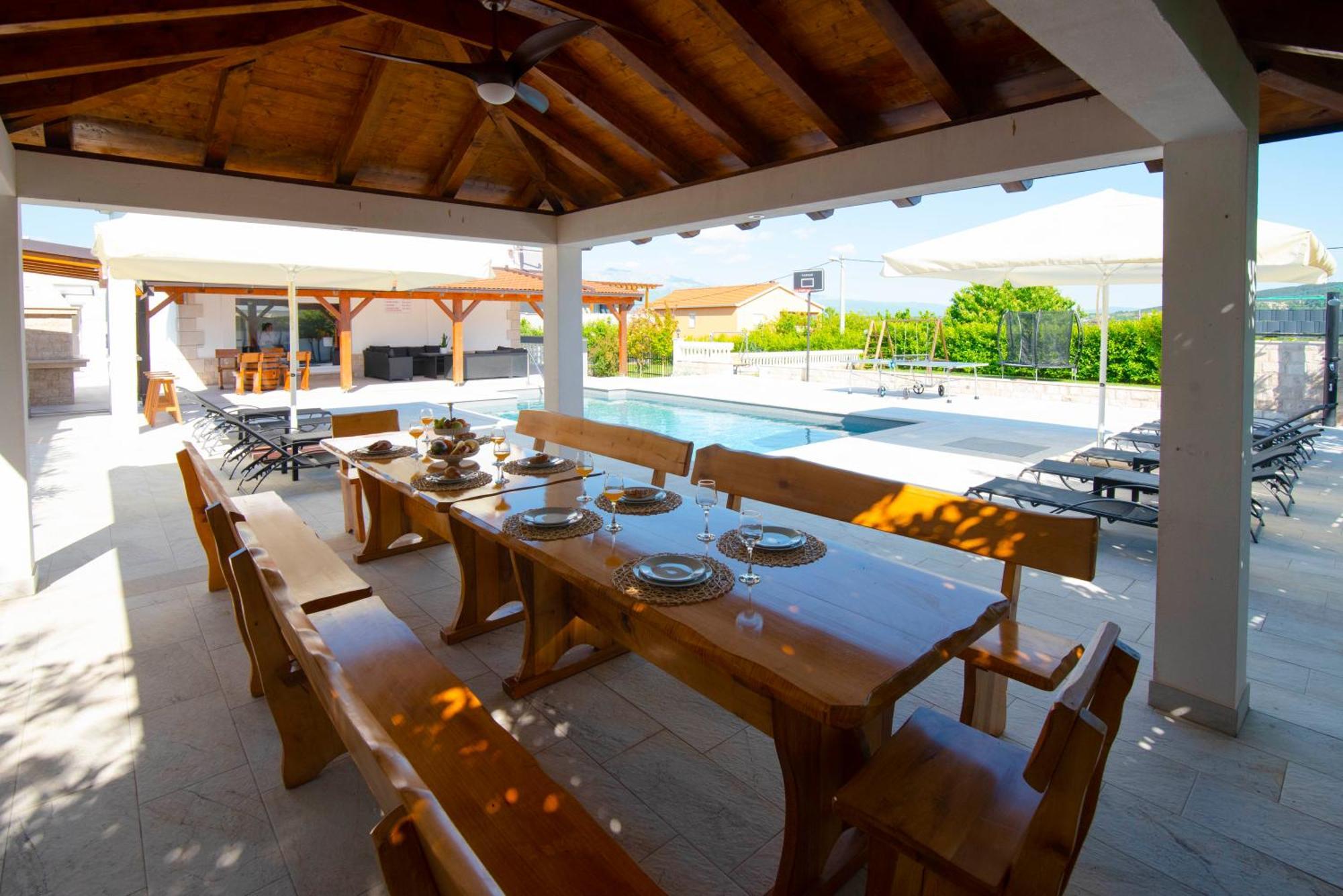 Vacation Villa Matic With 7 Bedrooms Sinj Bagian luar foto