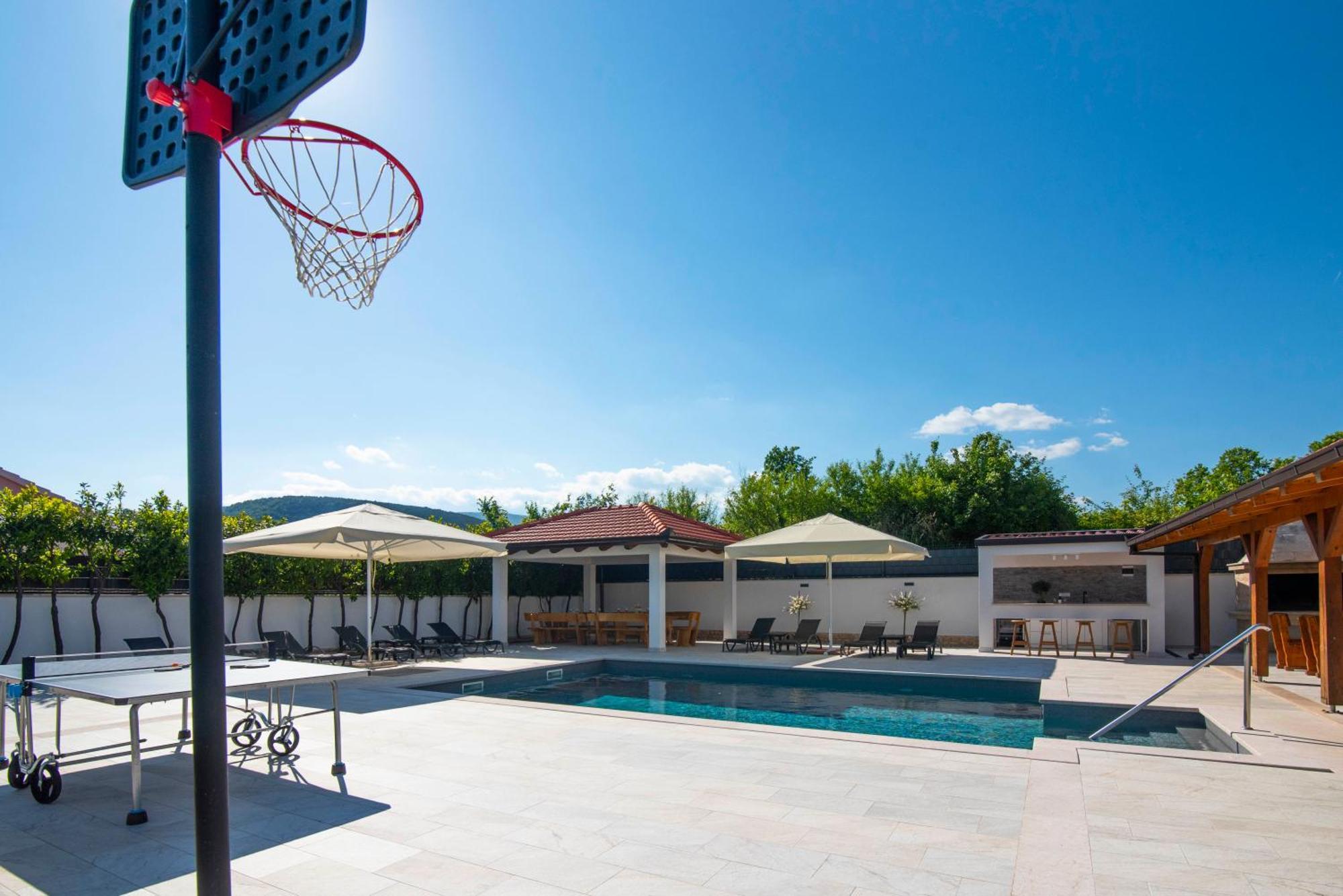 Vacation Villa Matic With 7 Bedrooms Sinj Bagian luar foto
