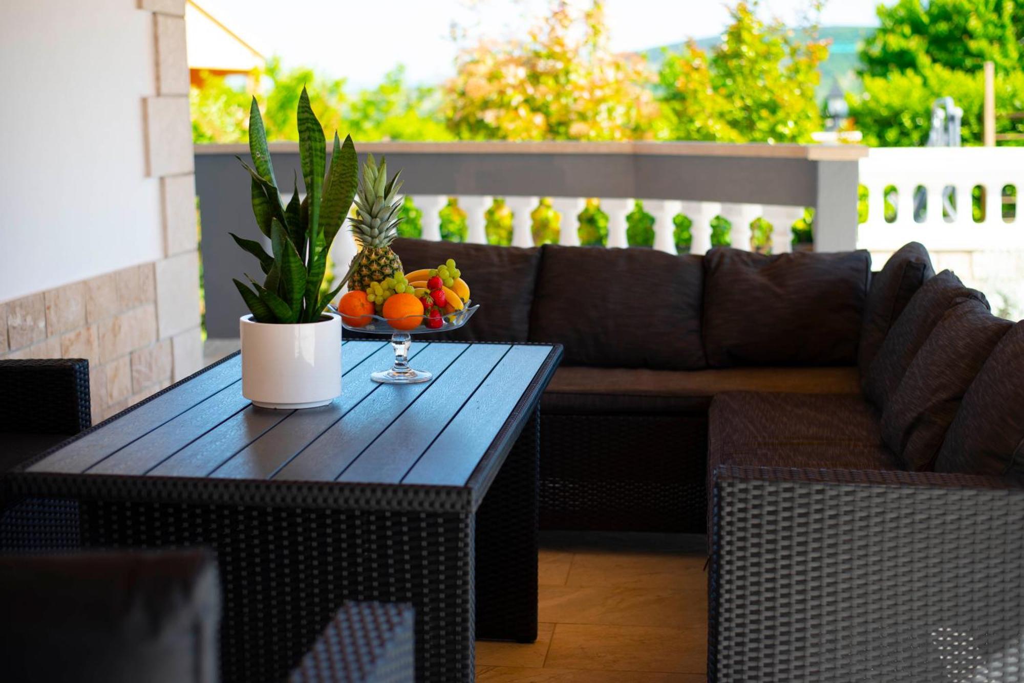 Vacation Villa Matic With 7 Bedrooms Sinj Bagian luar foto
